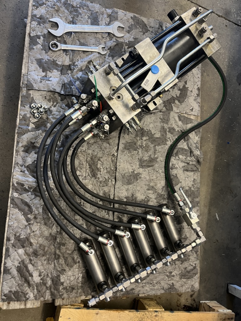 6-fach-Kolbenmengenteiler für Stanzzylinder im Hydroforming-Werkzeug